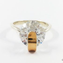 Žiedas su aukso detalėmis ir Cirkoniu SA006